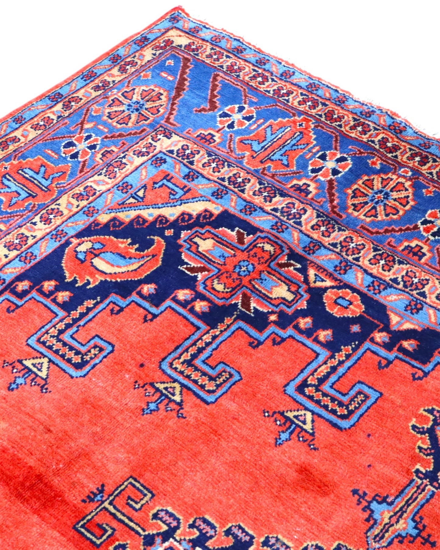 Tappeto Heriz persiano 339x219 cm, annodato a mano su telaio tradizionale, lana e cotone con colori vegetali, fondo rosso e dettagli blu.