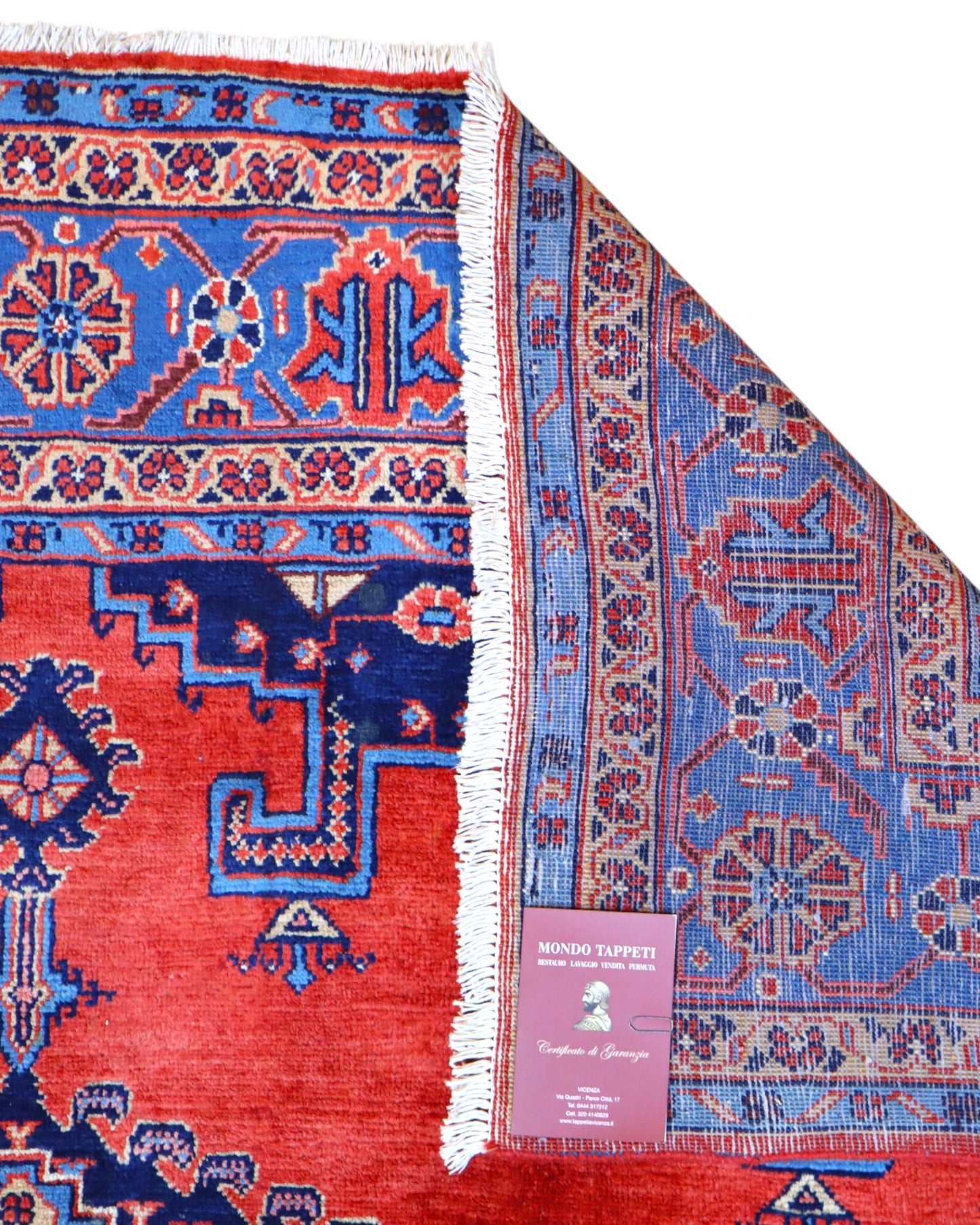 Tappeto Heriz persiano 339x219 cm, annodato a mano su telaio tradizionale, lana e cotone con colori vegetali, fondo rosso e dettagli blu.