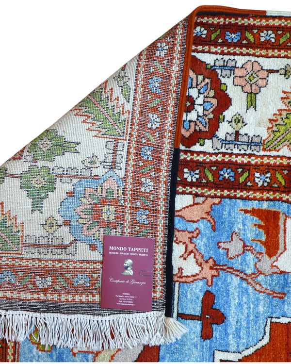 Tappeto Heriz 240x320 cm persiano annodato a mano con fondo rosso e dettagli azzurri e avorio.