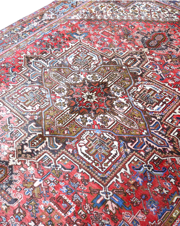 Tappeto Heriz persiano 347x255 cm, annodato a mano in lana e cotone, con medaglione geometrico e motivi floreali tradizionali.