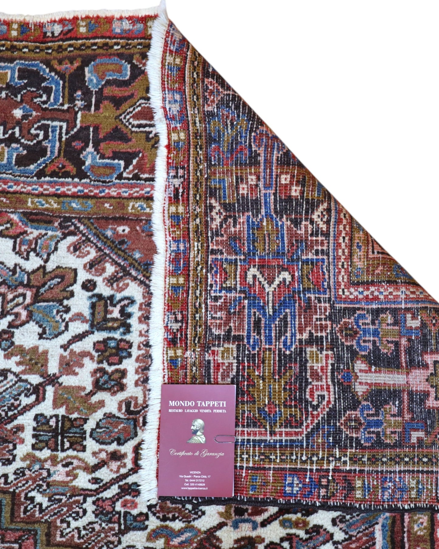 Tappeto Heriz persiano 347x255 cm, annodato a mano in lana e cotone, con medaglione geometrico e motivi floreali tradizionali.