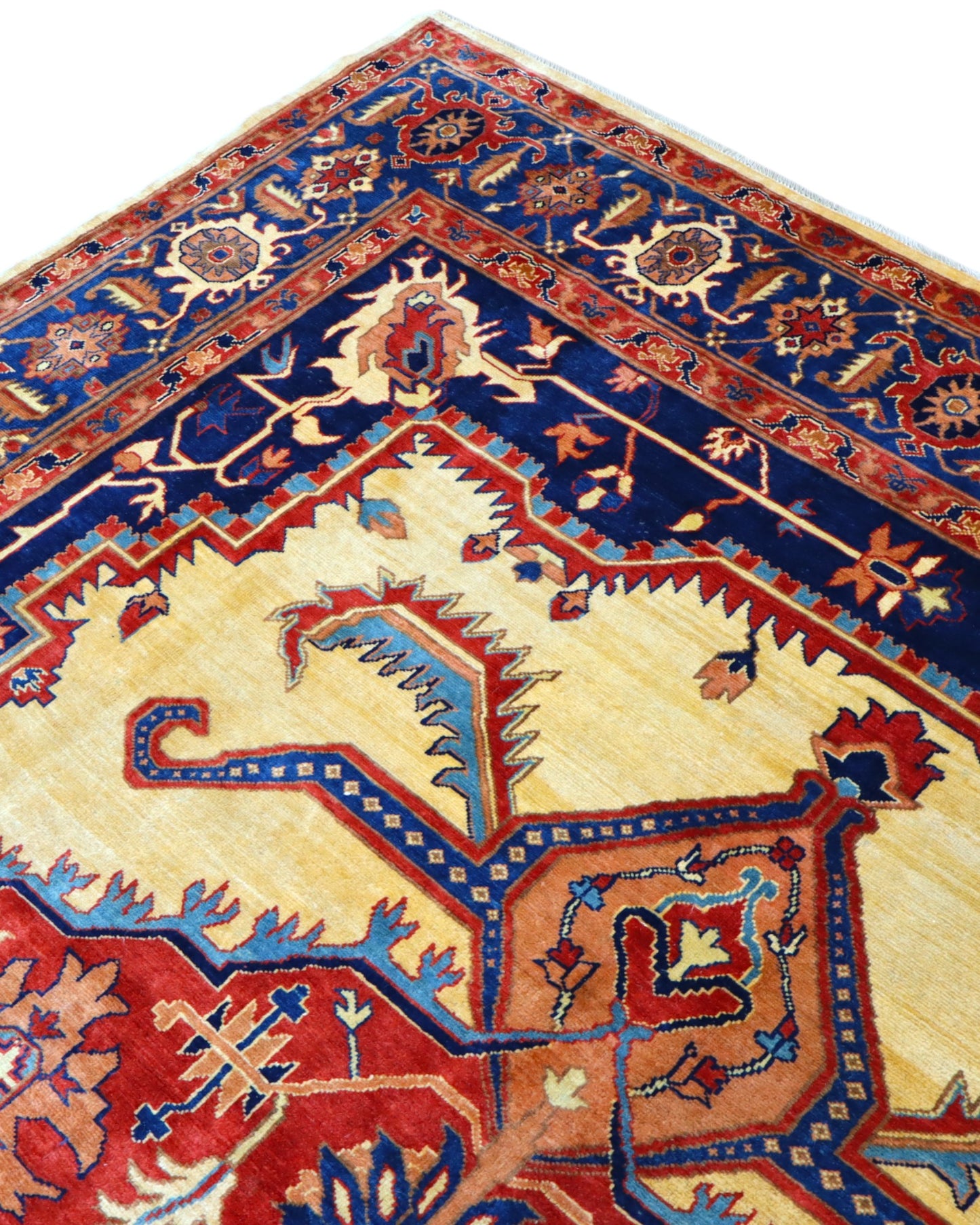 Tappeto Heriz persiano 303x255 cm, annodato a mano, lana e cotone con colori vegetali, fondo avorio con medaglione rosso e dettagli blu.