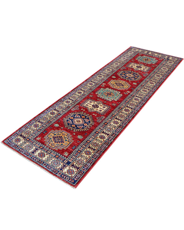 Tappeto Kazak 236x82 cm, corridore afghano annodato a mano in lana, fondo rosso con motivi geometrici blu e verdi.