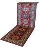 Tappeto Kazak 236x82 cm, corridore afghano annodato a mano in lana, fondo rosso con motivi geometrici blu e verdi.