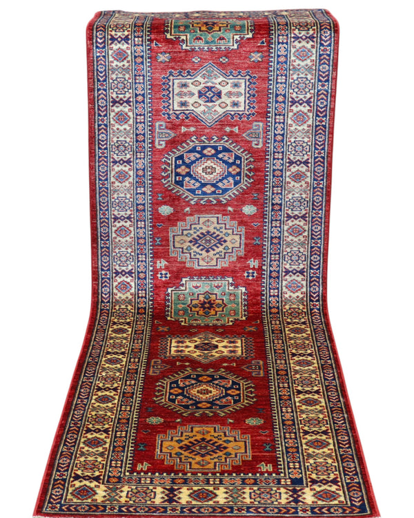 Tappeto Kazak 236x82 cm, corridore afghano annodato a mano in lana, fondo rosso con motivi geometrici blu e verdi.