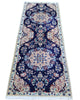 Tappeto Nain 208x63 cm, corridore persiano annodato a mano in lana e seta, fondo blu con motivi floreali avorio.