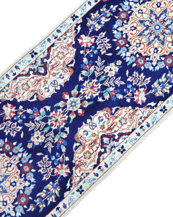 Tappeto Nain 208x63 cm, corridore persiano annodato a mano in lana e seta, fondo blu con motivi floreali avorio.