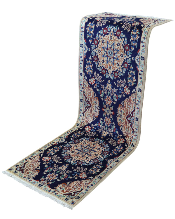 Tappeto Nain 208x63 cm, corridore persiano annodato a mano in lana e seta, fondo blu con motivi floreali avorio.