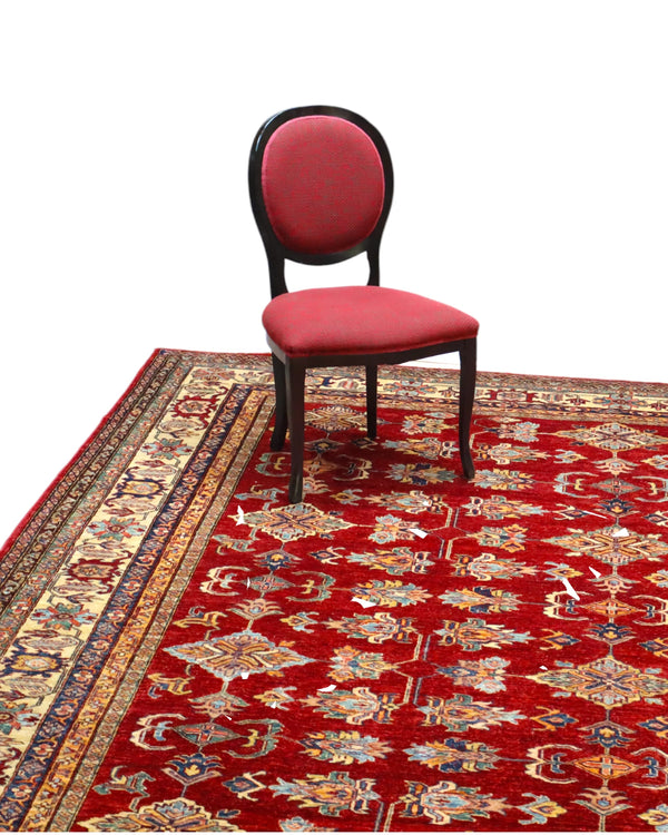 Tappeto Kazak 445x307 cm afghano, annodato a mano, con fondo rosso e motivi geometrici in azzurro, avorio e oro.