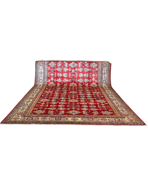 Tappeto Kazak 445x307 cm afghano, annodato a mano, con fondo rosso e motivi geometrici in azzurro, avorio e oro.