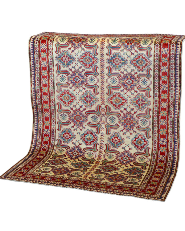 Tappeto Shirvan 165x122 cm con motivi geometrici e floreali in rosso, blu, verde e crema su fondo beige.