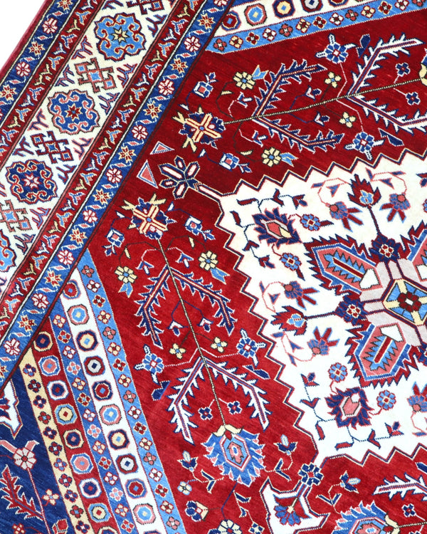 Tappeto Shirvan 274x184 cm con fondo rosso, medaglione centrale blu e avorio e bordure geometriche multicolori, tramato ed annodato a mano.