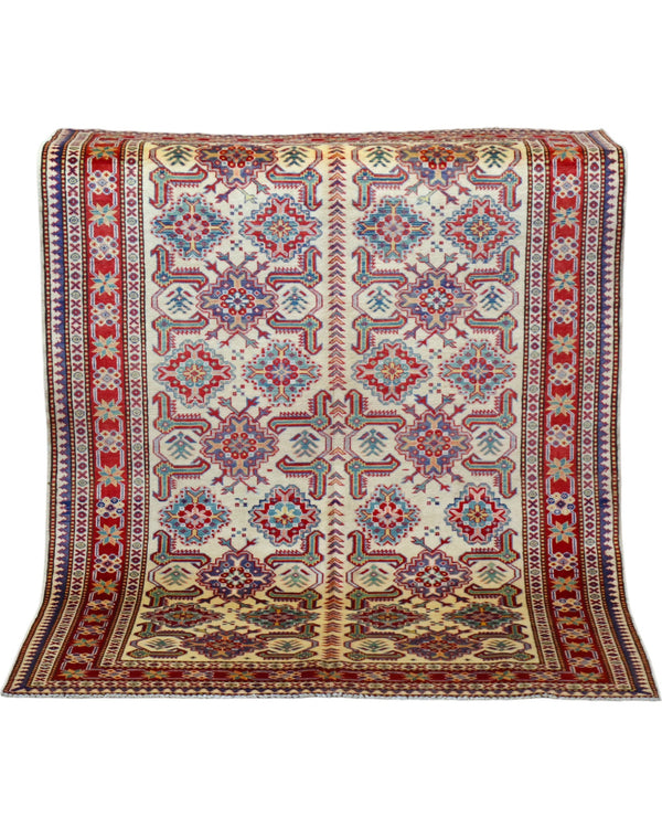 Tappeto Shirvan 165x122 cm con motivi geometrici e floreali in rosso, blu, verde e crema su fondo beige.