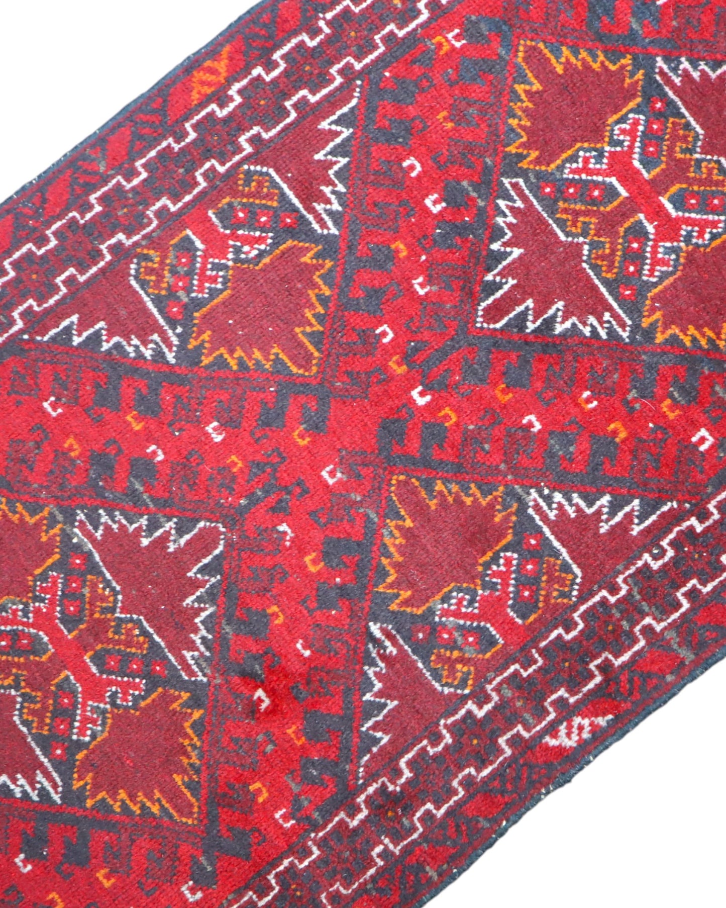 Tappeto Turkman 267x76 cm, corridore persiano in lana annodata a mano, fondo bordeaux con motivi geometrici rossi e arancio.