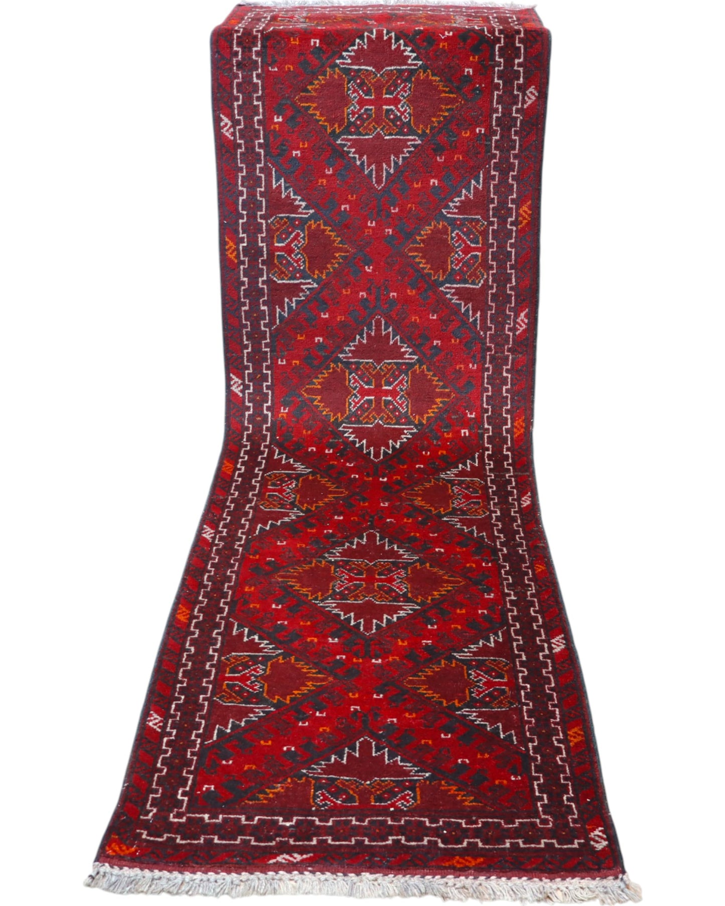 Tappeto Turkman 267x76 cm, corridore persiano in lana annodata a mano, fondo bordeaux con motivi geometrici rossi e arancio.
