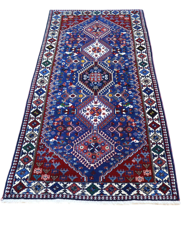 Tappeto persiano Yalameh 204x82 cm, corridore con fondo blu intenso e motivi geometrici rossi, avorio e verdi, annodato a mano in lana vegetale.