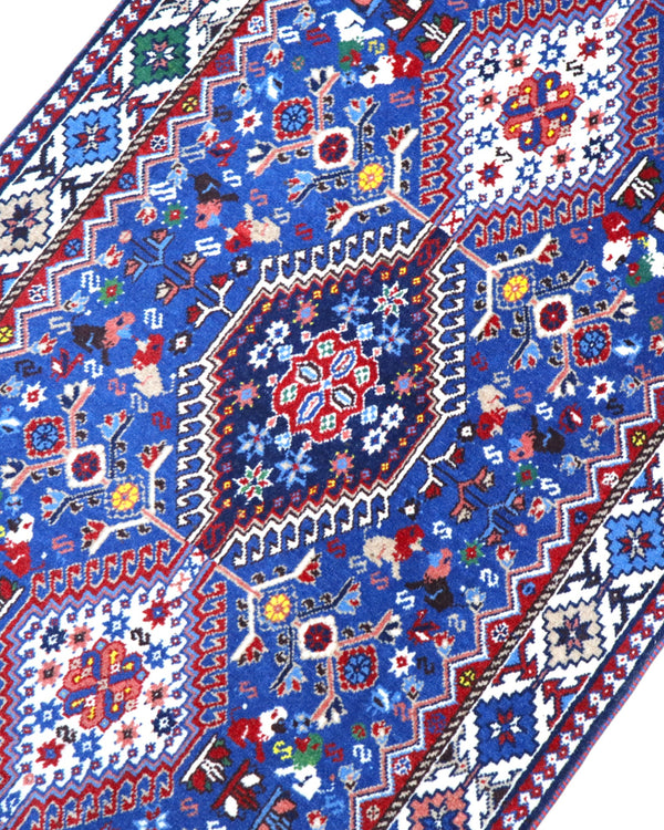 Tappeto persiano Yalameh 204x82 cm, corridore con fondo blu intenso e motivi geometrici rossi, avorio e verdi, annodato a mano in lana vegetale.