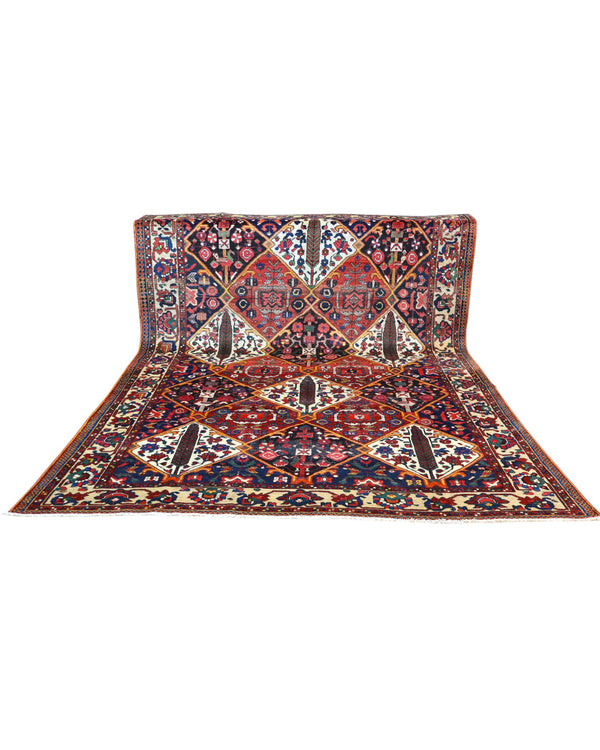 Tappeto Bakhtiari persiano 341x246 cm, annodato a mano in lana e cotone, fondo rosso con motivi geometrici e floreali.