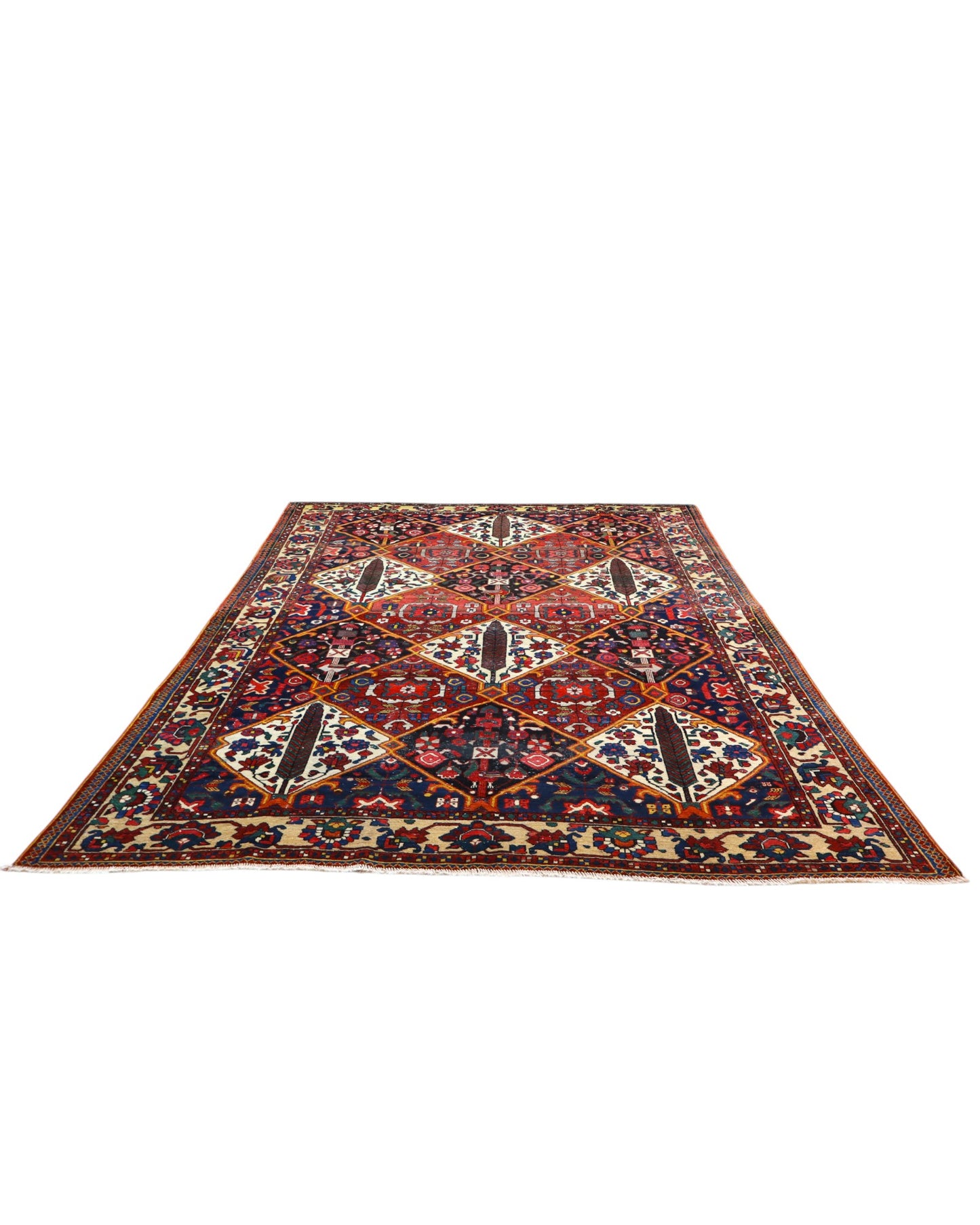 Tappeto Bakhtiari persiano 341x246 cm, annodato a mano in lana e cotone, fondo rosso con motivi geometrici e floreali.