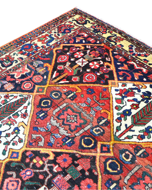 Tappeto Bakhtiari persiano 341x246 cm, annodato a mano in lana e cotone, fondo rosso con motivi geometrici e floreali.