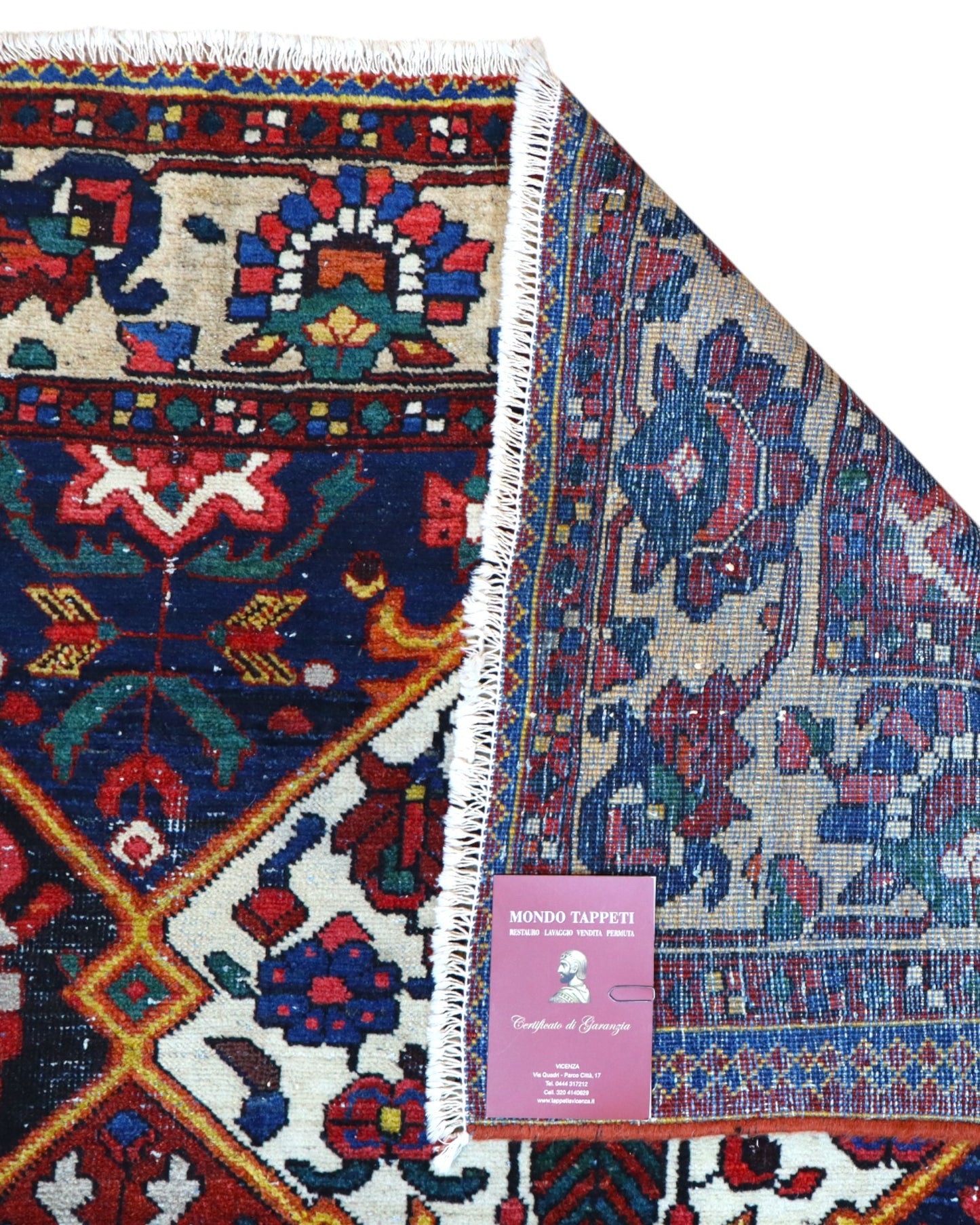 Tappeto Bakhtiari persiano 341x246 cm, annodato a mano in lana e cotone, fondo rosso con motivi geometrici e floreali.