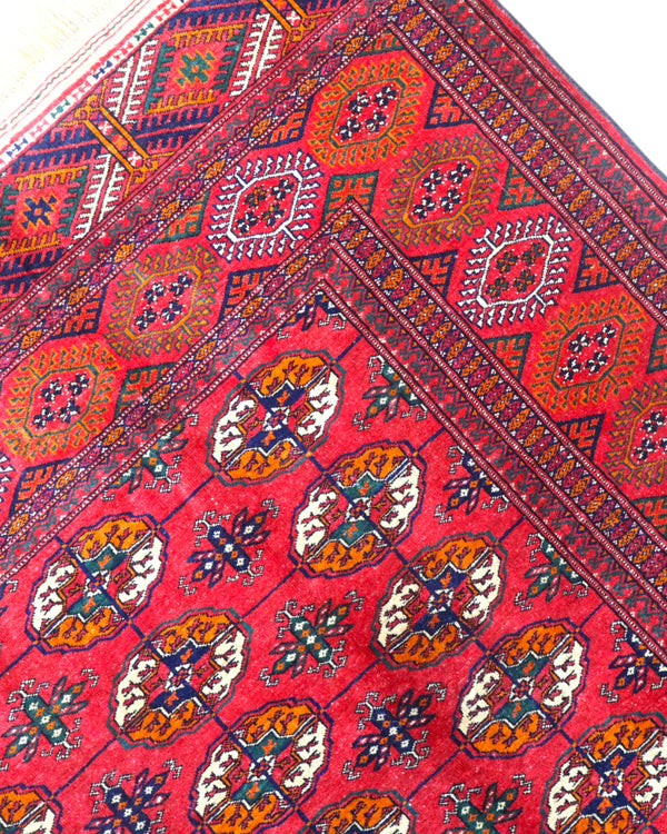 Tappeto Moderno persiano 273x167 cm con fondo avorio e motivi floreali rossi stilizzati, tramato ed annodato a mano.