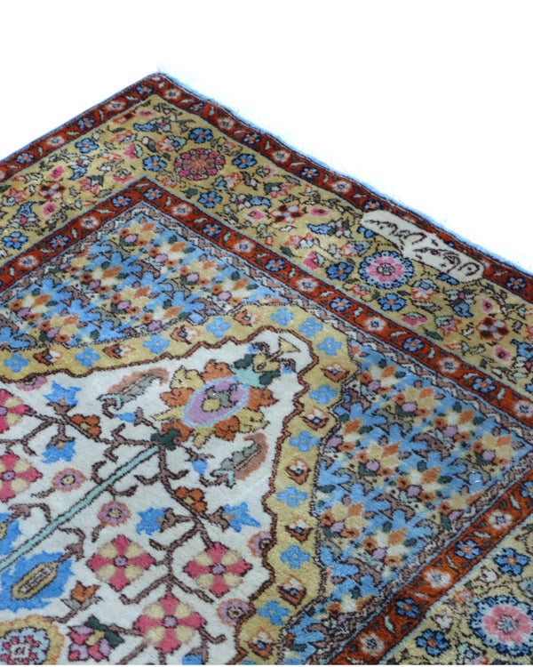 Tappeto Transilvania Romania 198x101 cm annodato a mano, fondo avorio con motivi floreali multicolore e cornici blu e rosse.