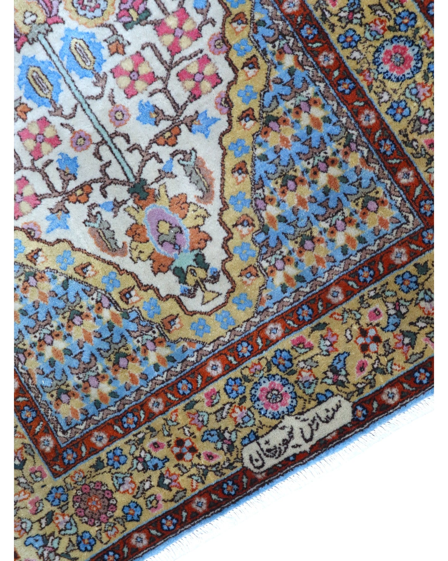 Tappeto Transilvania Romania 198x101 cm annodato a mano, fondo avorio con motivi floreali multicolore e cornici blu e rosse.