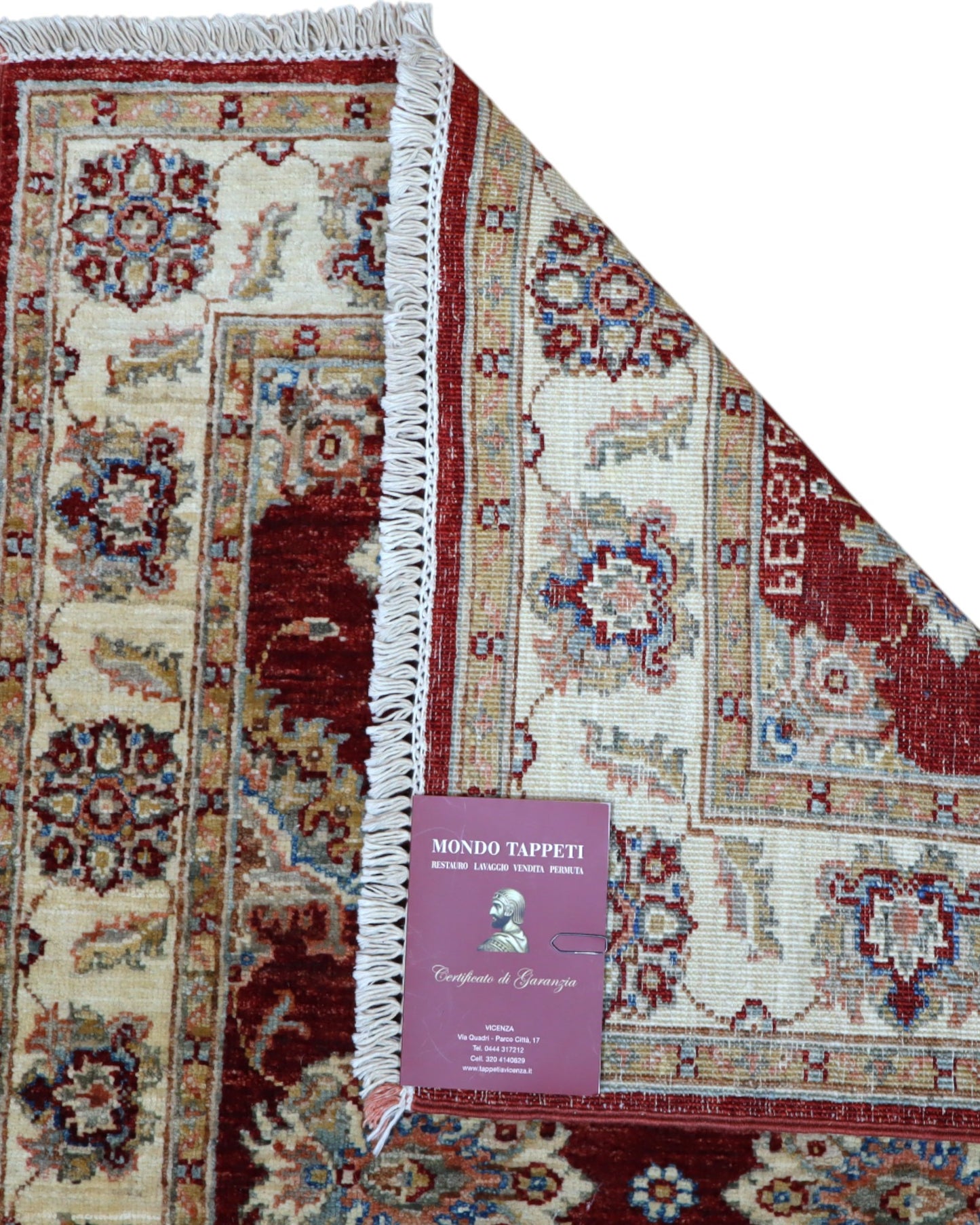 Tappeto Ziegler Afghan 199x83 cm annodato a mano, fondo rosso intenso con decorazioni floreali avorio e cornice chiara.