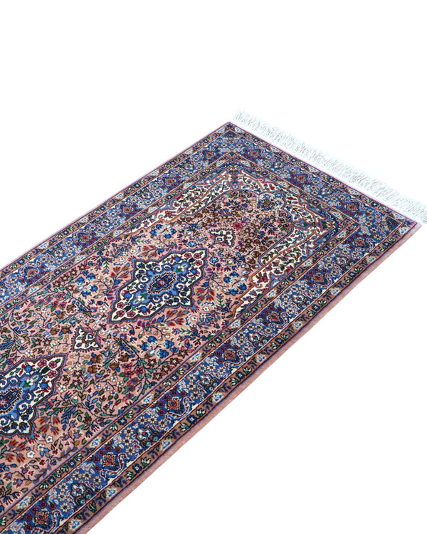 Tappeto persiano Kerman 247x77 cm, corridore con fondo rosa antico e motivi floreali blu e avorio, annodato a mano in lana vegetale.