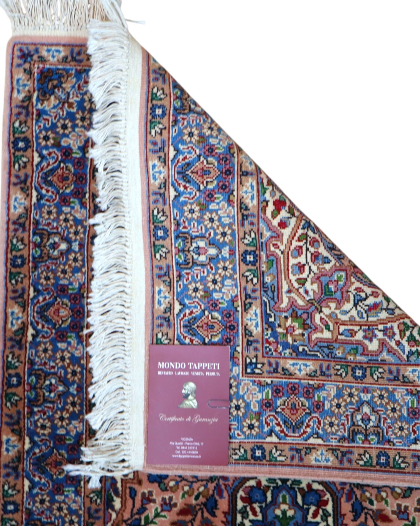 Tappeto persiano Kerman 247x77 cm, corridore con fondo rosa antico e motivi floreali blu e avorio, annodato a mano in lana vegetale.