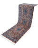Tappeto persiano Kerman 247x77 cm, corridore con fondo rosa antico e motivi floreali blu e avorio, annodato a mano in lana vegetale.
