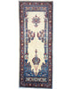 Tappeto Sarough persiano 205x82 cm, corridore con fondo avorio e motivi floreali in blu e rosso, annodato a mano in lana vegetale.