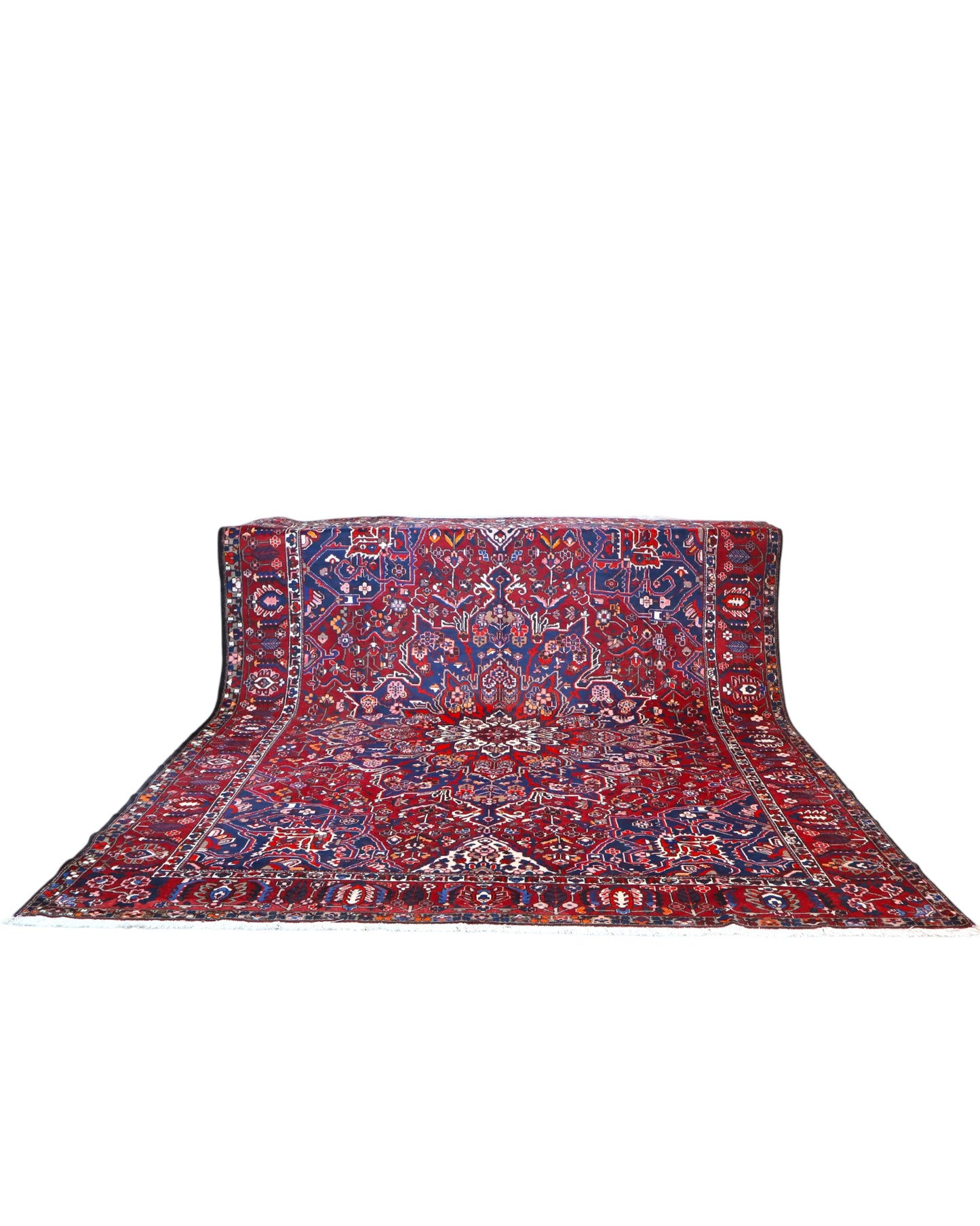 Tappeto Bakhtiar persiano 380x304 cm rettangolare, annodato a mano, con campo rosso, medaglione centrale e motivi floreali blu e avorio.