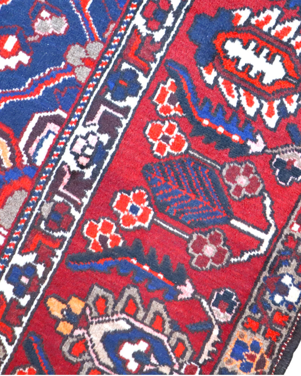 Tappeto Bakhtiar persiano 380x304 cm rettangolare, annodato a mano, con campo rosso, medaglione centrale e motivi floreali blu e avorio.