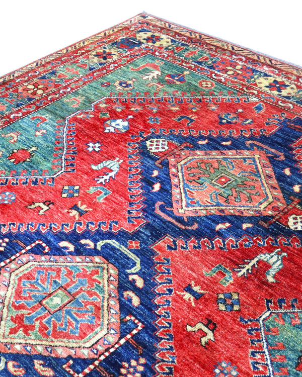 Tappeto Kazak 274x229 cm con fondo rosso e verde, tre medaglioni geometrici blu e dettagli avorio, tramato ed annodato a mano, provenienza Caucaso.