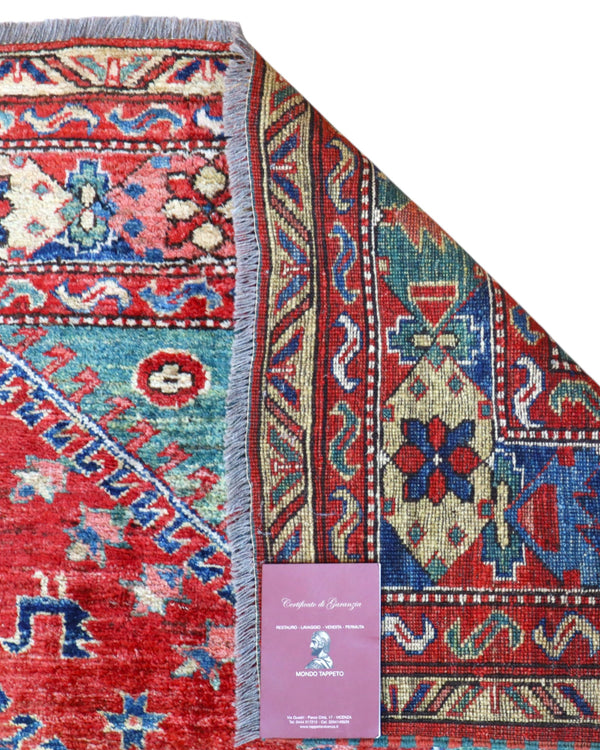 Tappeto Kazak 274x229 cm con fondo rosso e verde, tre medaglioni geometrici blu e dettagli avorio, tramato ed annodato a mano, provenienza Caucaso.