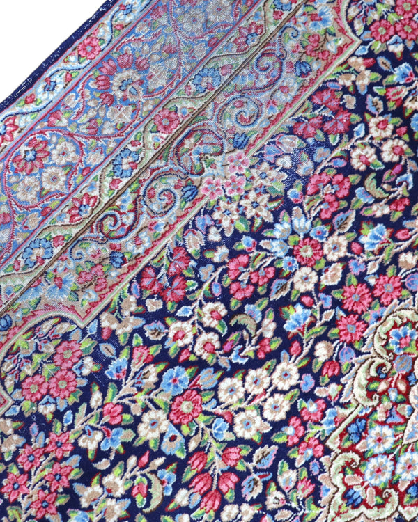 Tappeto Kerman 296x197 cm con fondo blu notte e motivi floreali rosa, avorio e verde, tramato ed annodato a mano, provenienza Kerman.