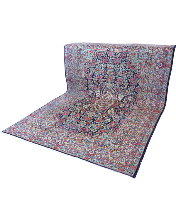 Tappeto Kerman 296x197 cm con fondo blu notte e motivi floreali rosa, avorio e verde, tramato ed annodato a mano, provenienza Kerman.