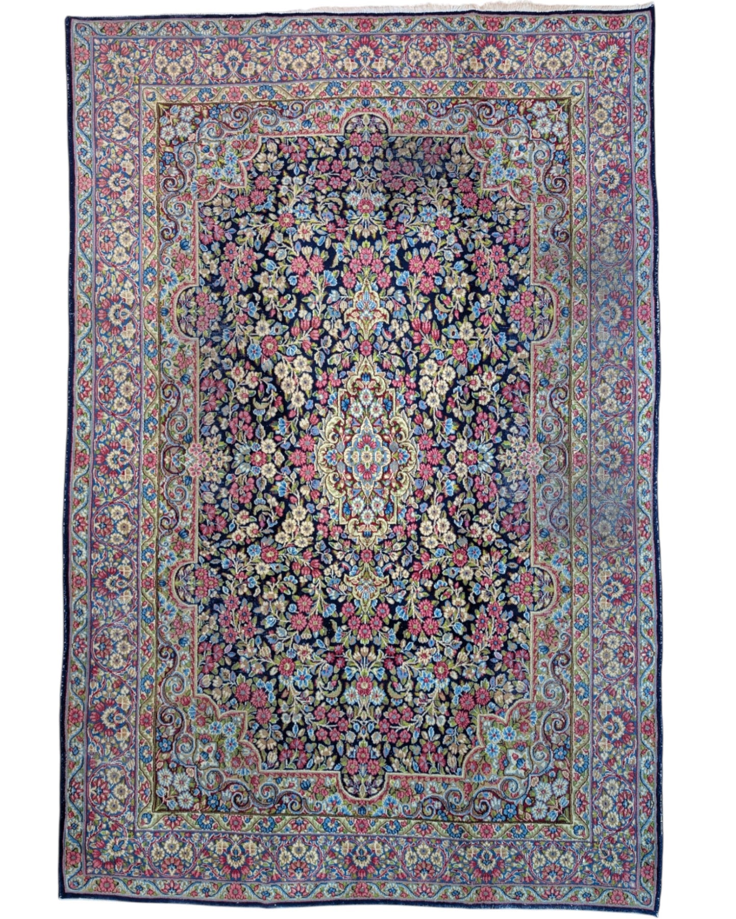 Tappeto Kerman 296x197 cm con fondo blu notte e motivi floreali rosa, avorio e verde, tramato ed annodato a mano, provenienza Kerman.