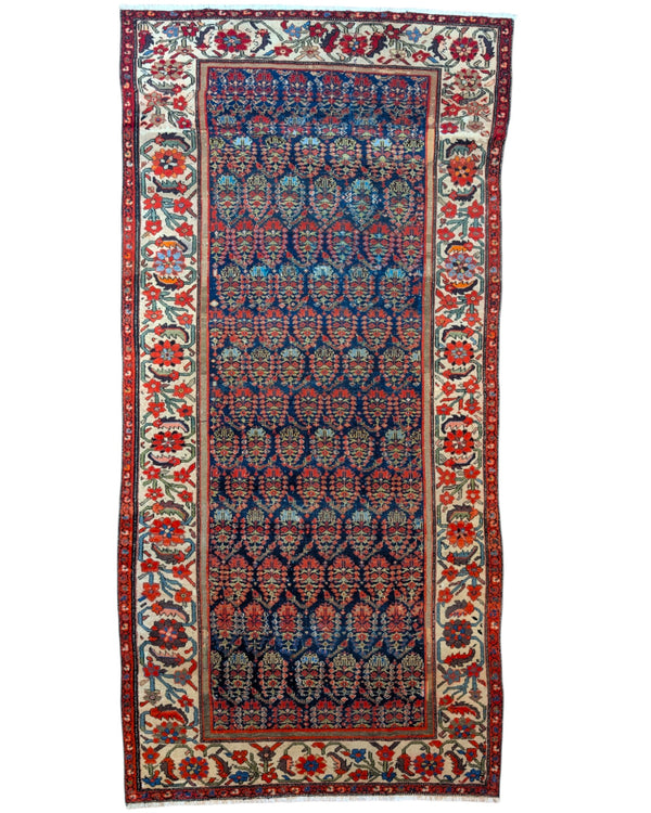 Tappeto Malayer antico 350x176 cm con fondo blu scuro, motivi geometrici rossi e avorio e bordura floreale vivace, tramato ed annodato a mano, provenienza Persia.