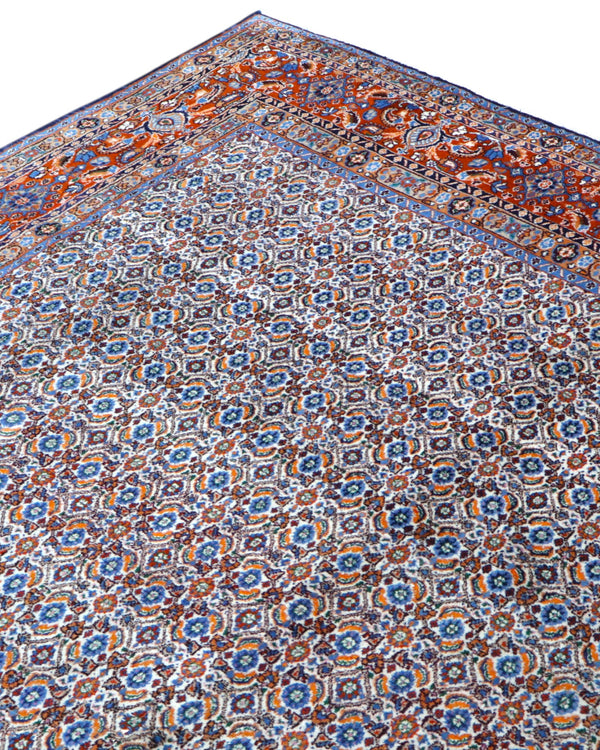 Tappeto Mud persiano 340x243 cm, annodato a mano in lana e cotone, con motivi minuti e dettagliati su fondo chiaro.