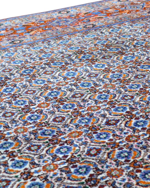 Tappeto Mud persiano 340x243 cm, annodato a mano in lana e cotone, con motivi minuti e dettagliati su fondo chiaro.