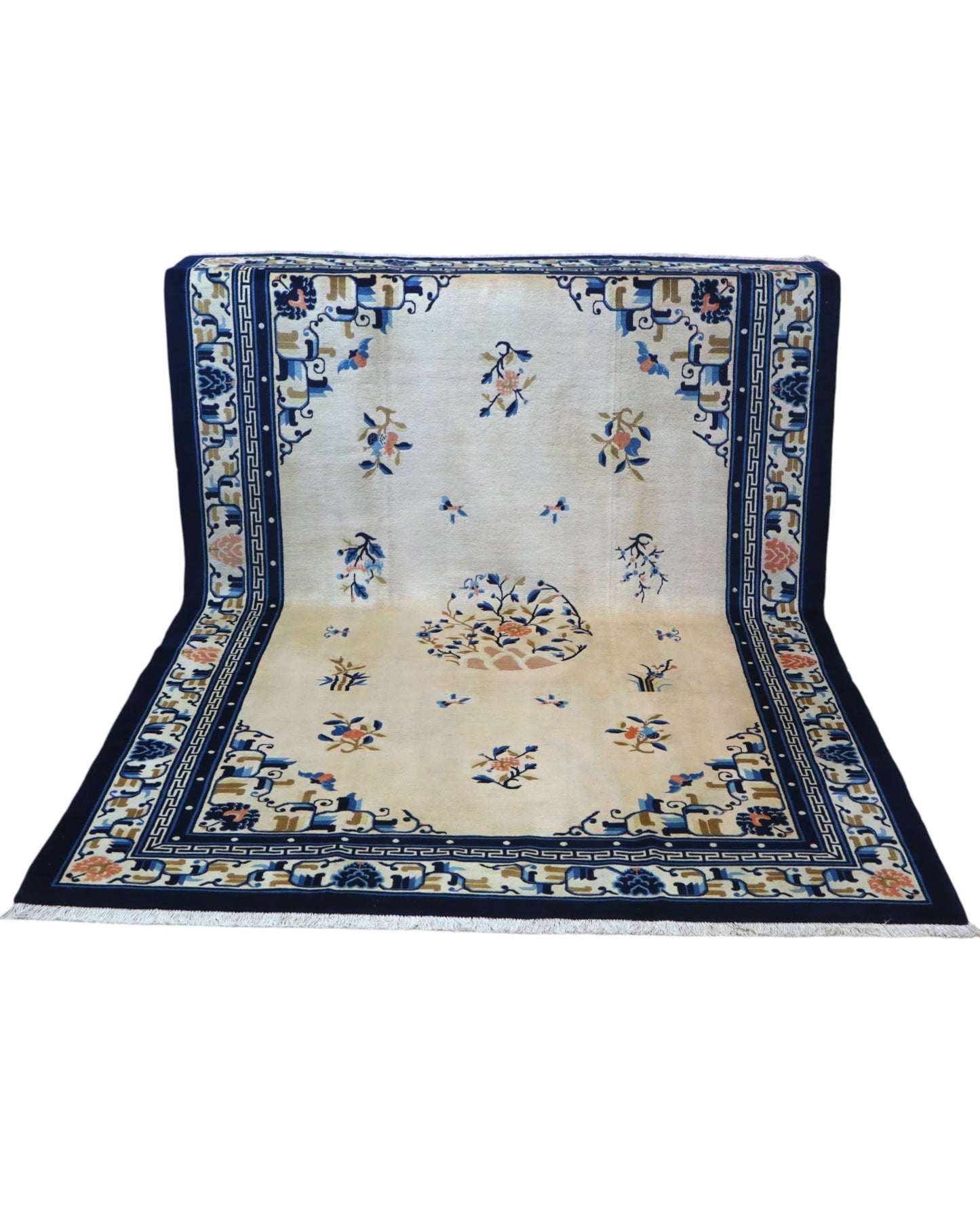 Tappeto Pechino 275x189 cm con fondo avorio, motivi floreali blu e arancio e cornice geometrica, tramato ed annodato a mano, provenienza Cina.