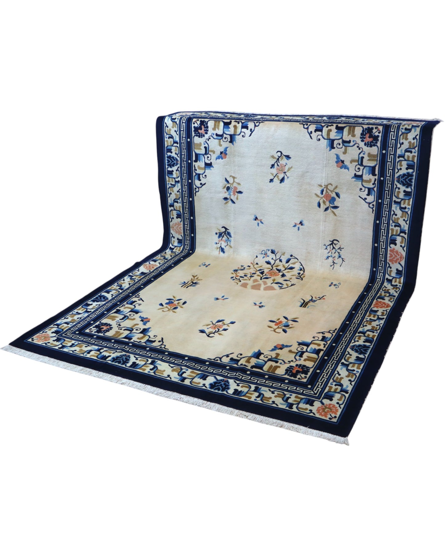 Tappeto Pechino 275x189 cm con fondo avorio, motivi floreali blu e arancio e cornice geometrica, tramato ed annodato a mano, provenienza Cina.