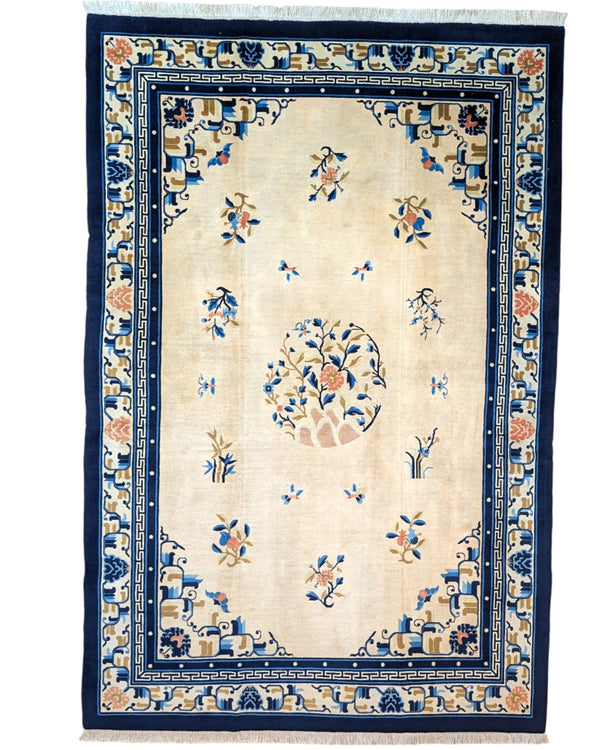 Tappeto Pechino 275x189 cm con fondo avorio, motivi floreali blu e arancio e cornice geometrica, tramato ed annodato a mano, provenienza Cina.