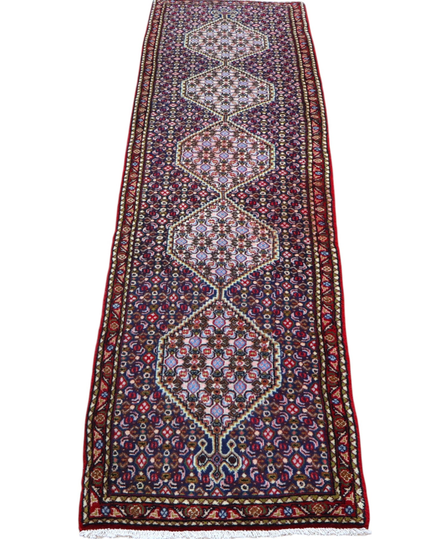 Tappeto persiano Senneh 238x61 cm, corridore con fondo bordeaux e rombi centrali floreali, annodato a mano in lana vegetale.