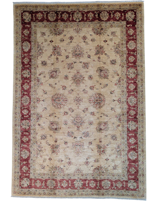 Tappeto Farahan 296x203 cm con fondo beige, cornice rossa e dettagli floreali turchesi. Annodato a mano in lana e cotone con colori vegetali,