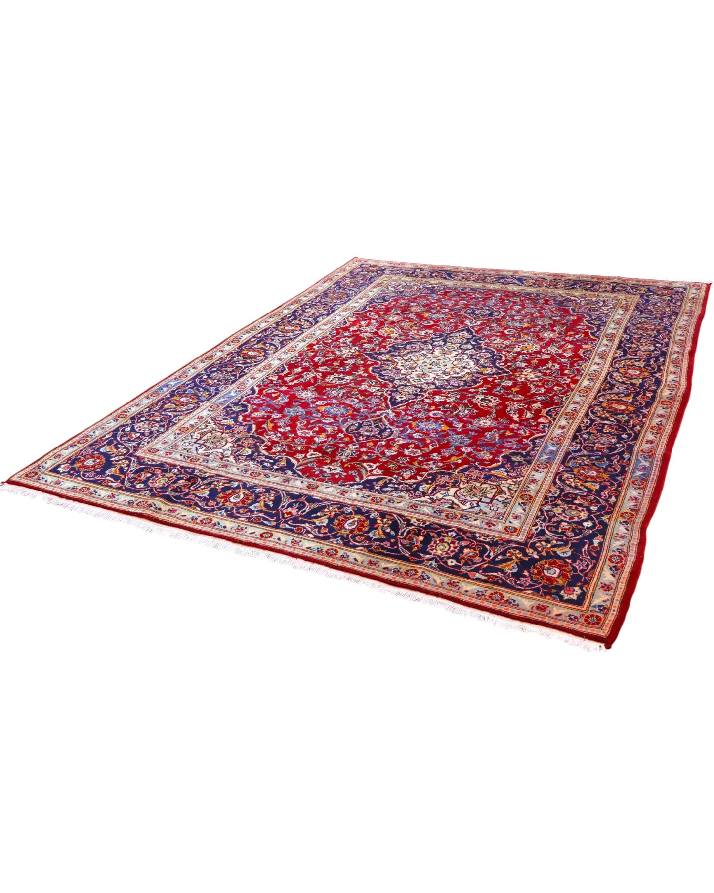 Tappeto persiano Kashan 238x247cm con fondo rosso, medaglione avorio e ricchi motivi floreali blu e oro.