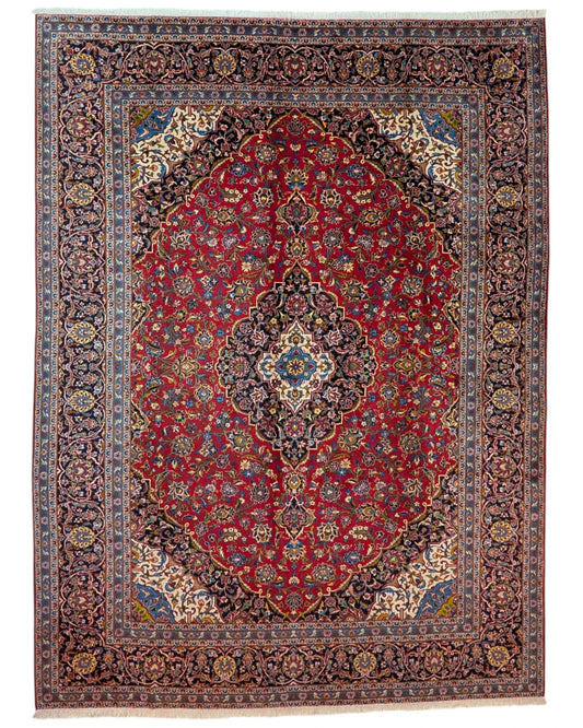 Tappeto persiano Kashan 402x297 cm, fondo rosso con medaglione centrale blu e avorio, annodato a mano in lana vegetale.